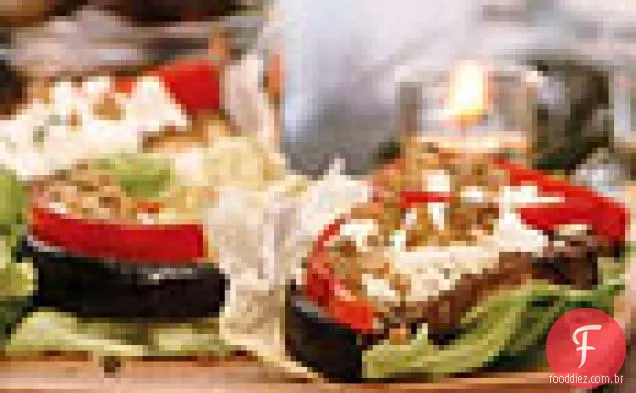 Berinjela com pimentão, queijo Feta e azeitonas verdes