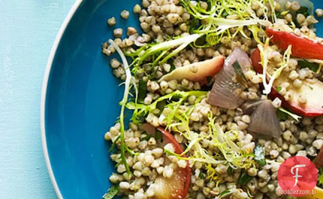 Salada de trigo sarraceno quente com chalotas assadas, maçãs e Frisée