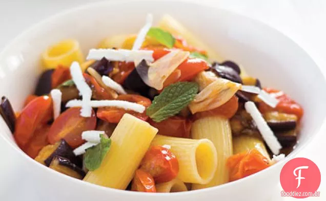 Rigatoni com berinjela refogada e tomate