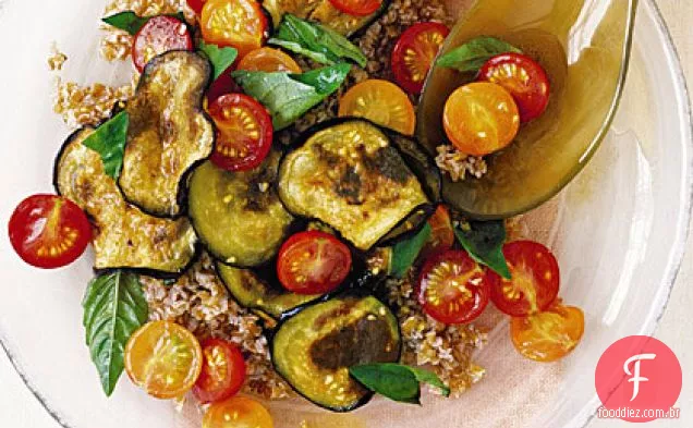 Salada de trigo Bulgur com tomate e berinjela