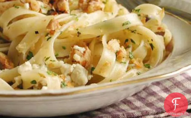 Gorgonzola-Fettuccine de noz com pão ralado torrado