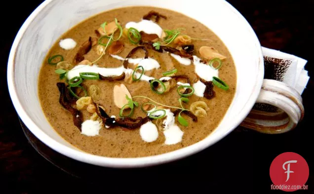 Sopa De Beringela Inspirada Na Turquia Com Amêndoas Torradas Secas