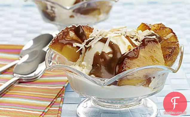 Abacaxi caramelizado com sorvete