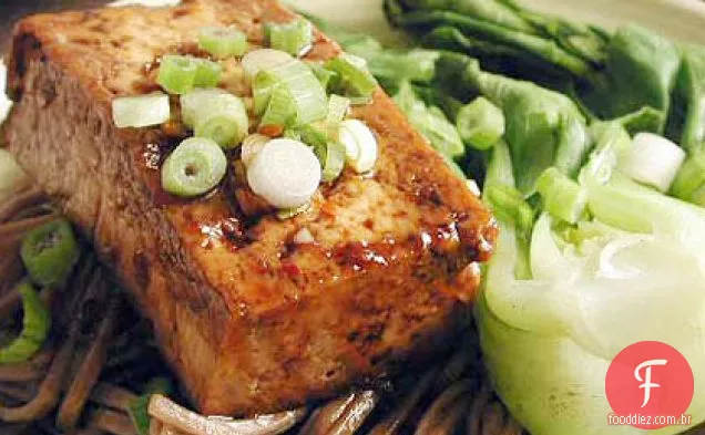 Bifes Teriyaki Tofu com macarrão Soba