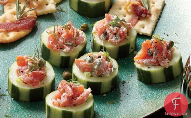 Salada de salmão defumado em xícaras de pepino