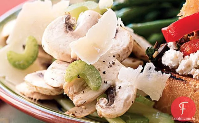 Salada de cogumelos com óleo de trufa e Parmigiano-Reggiano