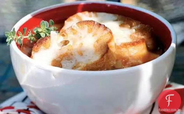 Sopa de cebola defumada e alho