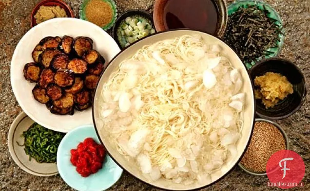 Macarrão Somen gelado e berinjela frita com molho de soja-mirin