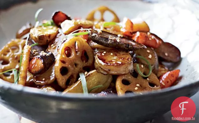 Raiz de bordo-fritar vegetais com gergelim