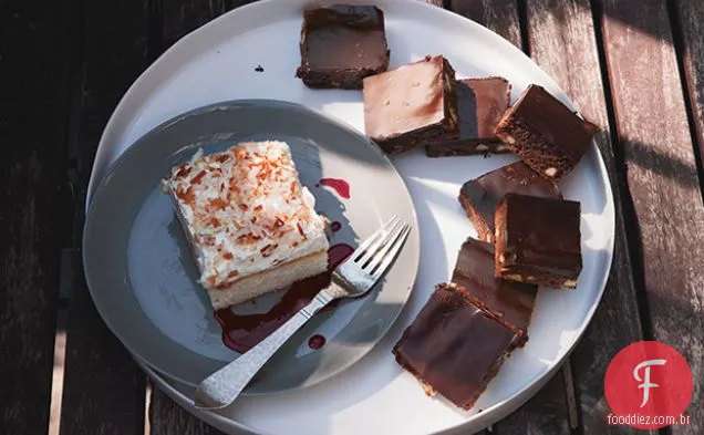 Bolo de folha de coco com molho de hibisco