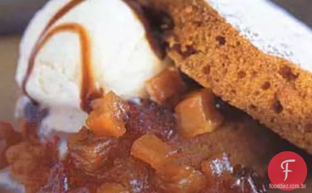 Bolo de abóbora com sorvete de sálvia e compota de cereja de abóbora