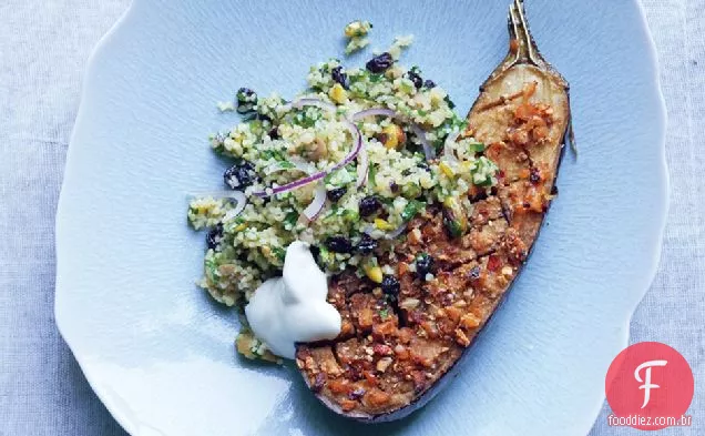Berinjela temperada com salada Bulgur