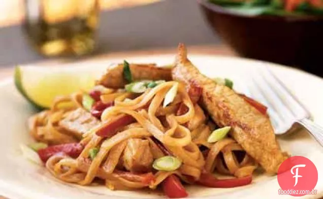 Tiras de porco com molho de amendoim e macarrão de arroz