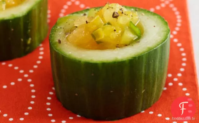 Gazpacho de tomate amarelo em xícaras de pepino