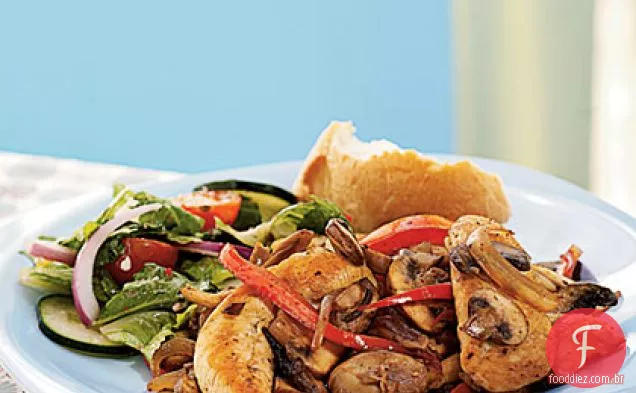 Frango, pimentão, cebola e cogumelos com vinho Marsala