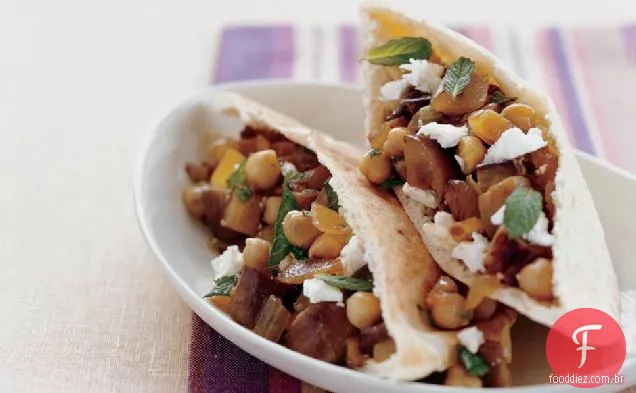 Feta, Feijão Garbanzo E Sanduíches De Pita De Berinjela