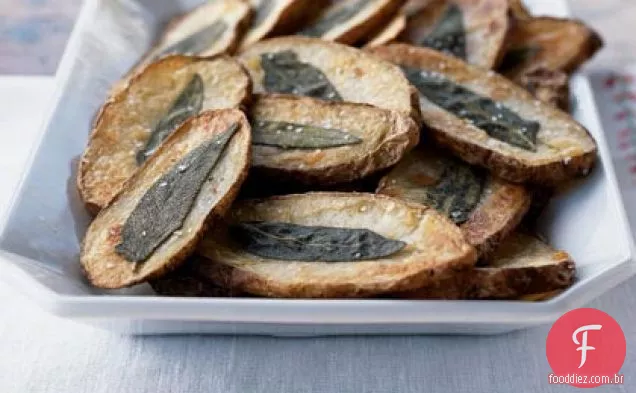 Batatas fritas no forno com folhas de sálvia crocantes