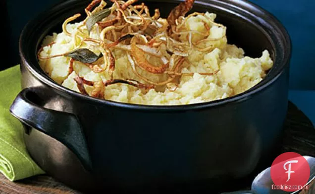 Purê de batatas e pastinaga com tiras de vegetais de raiz crocantes