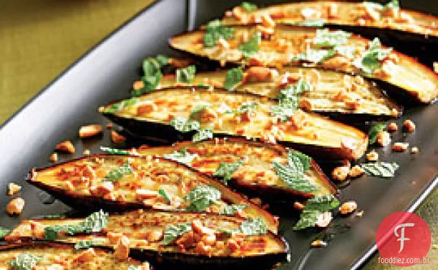 Berinjela Assada Com Chiles, Amendoim E Hortelã