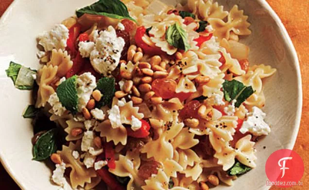 Mini Farfalle com pimentas assadas, cebolas, Feta e hortelã