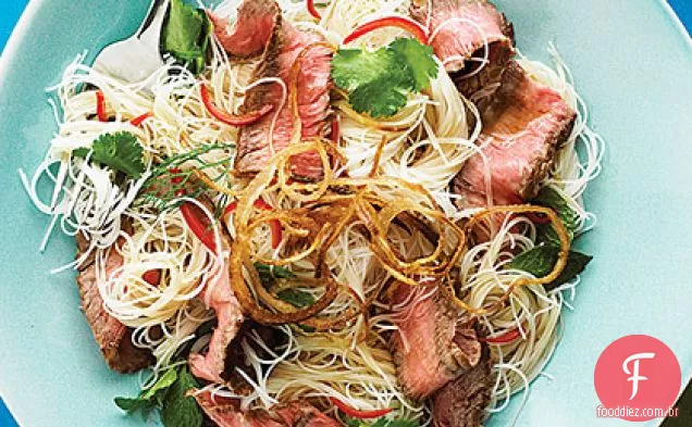 Salada De Macarrão Com Bife Vietnamita