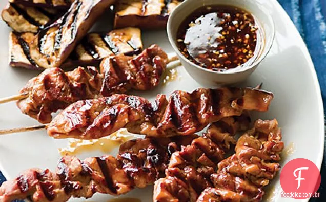 Kebabs de porco caramelizados com berinjela Chinesa