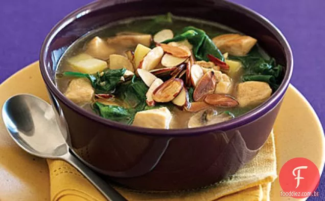 Canja de galinha com açafrão e amêndoas