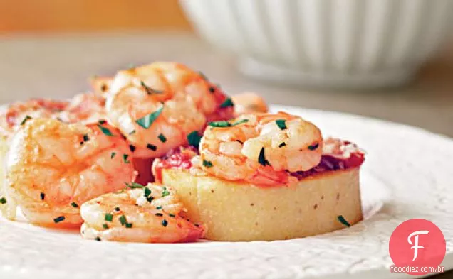 Camarão esfumaçado e Parmesão-bolos de Polenta