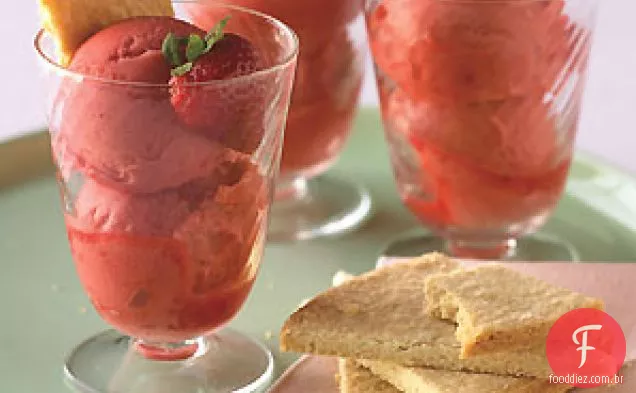 Sorvete de morango fresco com biscoitos amanteigados