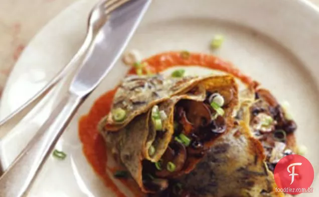 Crepes de arroz selvagem de cebolinha com recheio de cogumelos e molho de pimenta vermelha