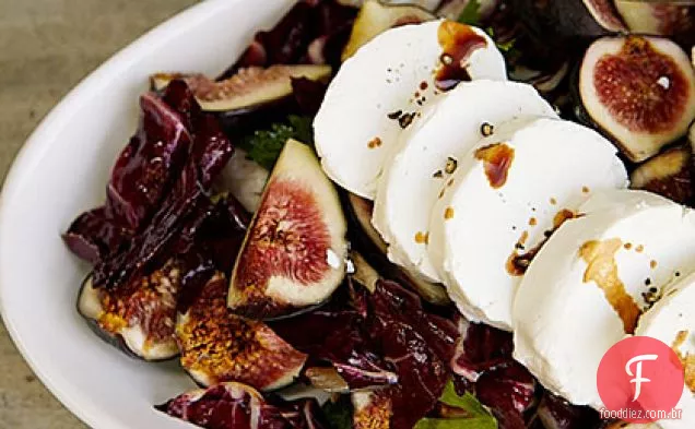 Queijo de cabra fresco e salada Radicchio com figos