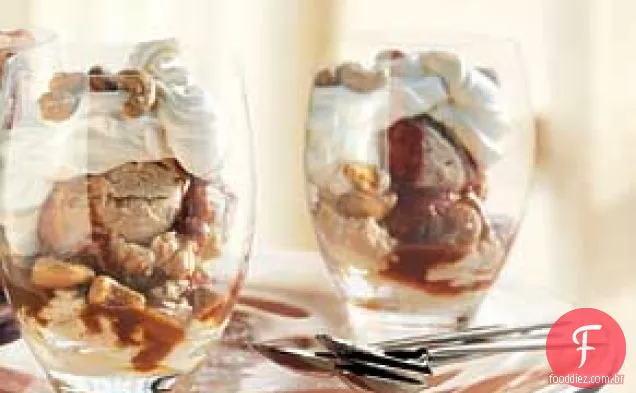 Caramelo e Crème Fraîche Sundaes com cajus