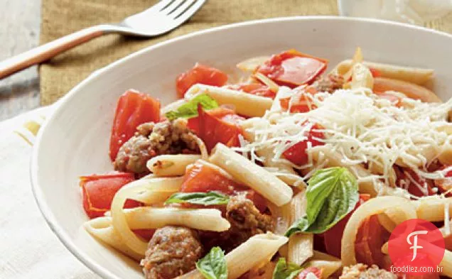Tomate fresco, salsicha e massa Pecorino