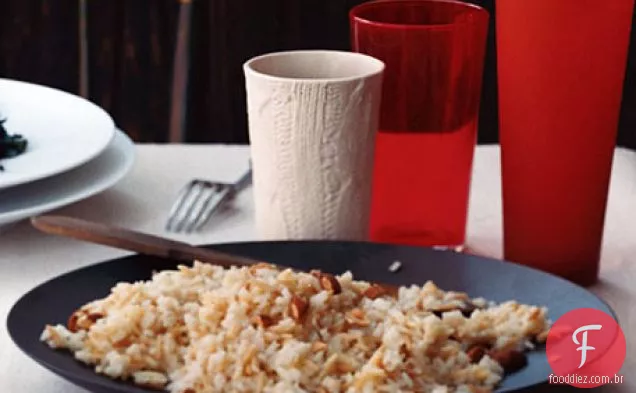 Arroz e macarrão Pilaf com amêndoas torradas