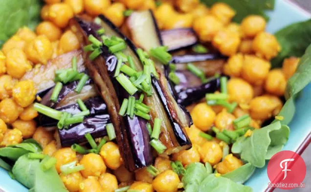 Salada Do Oriente Médio-Beringela Frita E Grão De Bico