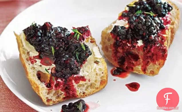 Tartine com salada de tomilho Blackberry