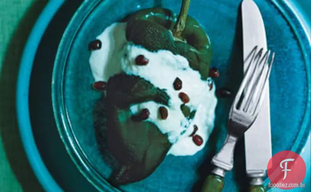 Chiles poblano recheados com molho de nozes e sementes de romã