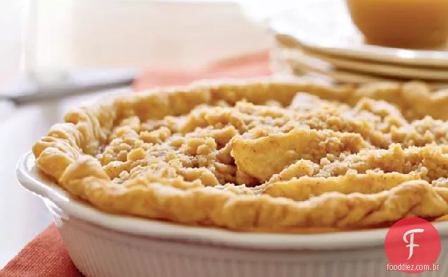Torta de Pêra com cobertura de Streusel e molho de caramelo