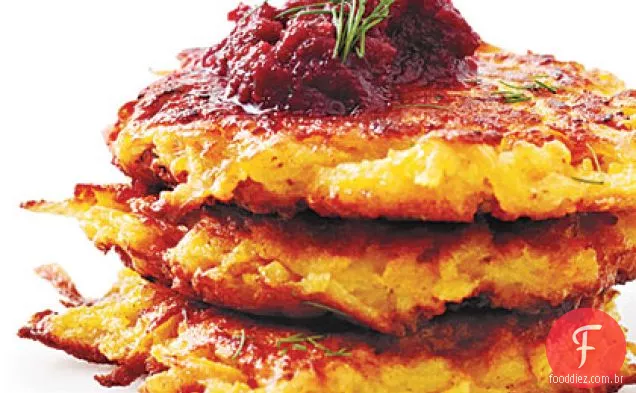 Latkes de vegetais de raiz crocantes com purê de beterraba
