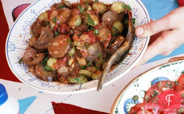 Berinjela e abobrinha em molho de tomate e alho