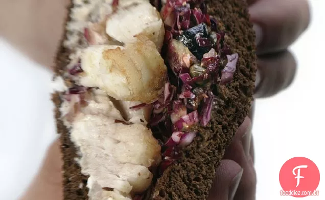 Bacalhau frito com radicchio slaw