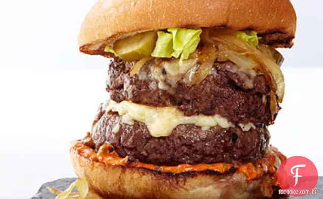 Cheeseburgers duplos com cebola caramelizada