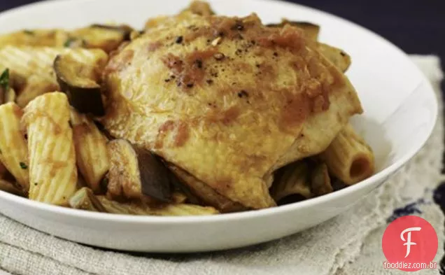 Coxas De Frango Com Berinjela E Azeitonas Sobre Macarrão