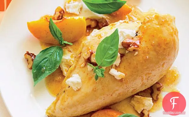 Frango assado com pêssegos, nozes e manjericão