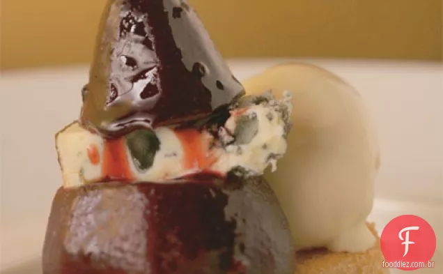 Pera Seckel escalfada com romã, queijo Cabrales e sorvete de pimenta Szechuan