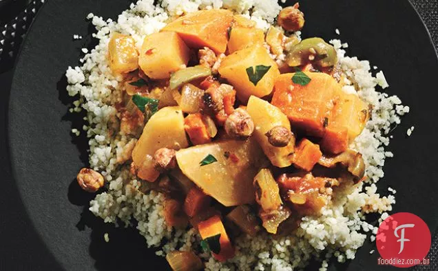 Tagine vegetal de raiz com batatas doces, cenouras, nabos e grão de bico assado com especiarias