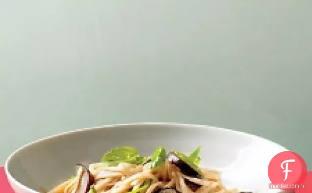 Macarrão frito com berinjela e manjericão
