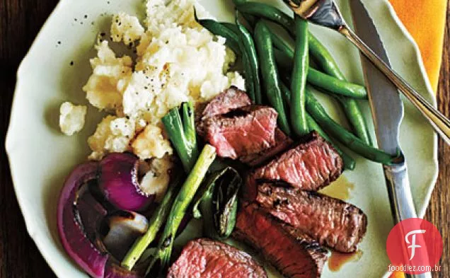 Bife grelhado com cebola e cebolinha