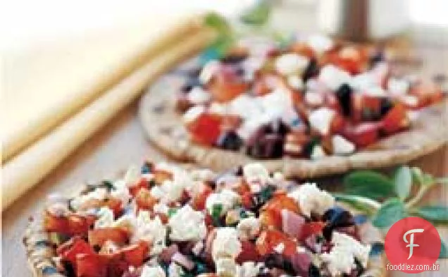 Pitas grelhadas com tomate, azeitonas e queijo Feta