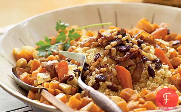 Cuscuz vegetal assado com grão de bico e cobertura de pinhão–cebola (Al Cuscus bil Khodar al-mausim)